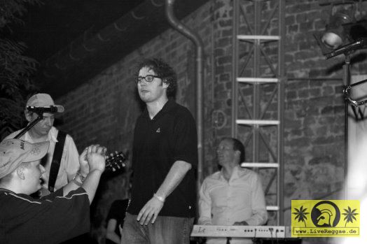 El Bossso + Die Ping Pongs (D) 9. This Is Ska Festival, Wasserburg Rosslau 24. Juni 2005 (16).jpg